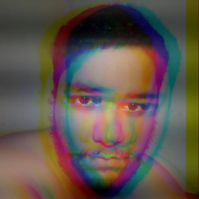 Autorretrato com efeito visual mostrando o meu rosto, estou com cabelo e barba curtos.