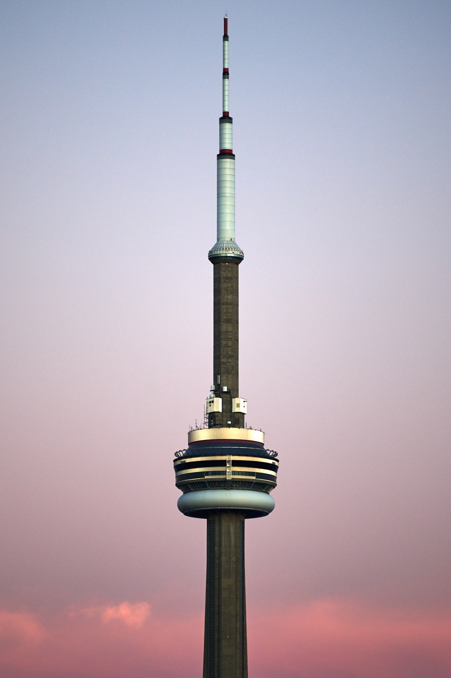 sunset behind that tall needle building thing in toronto